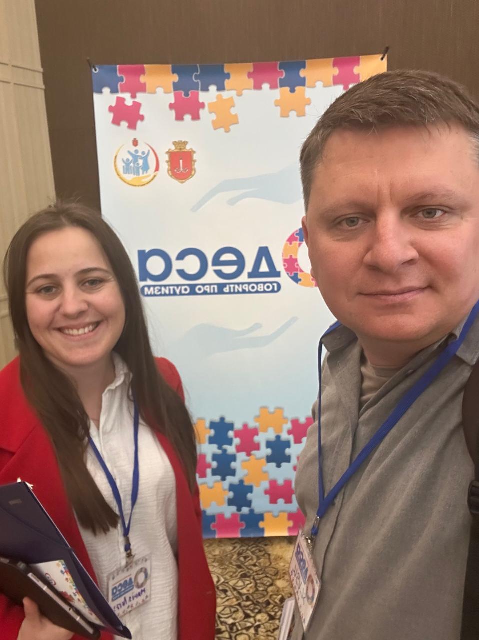 Марія Легеза з учасником конференції «Одеса говорить про аутизм»